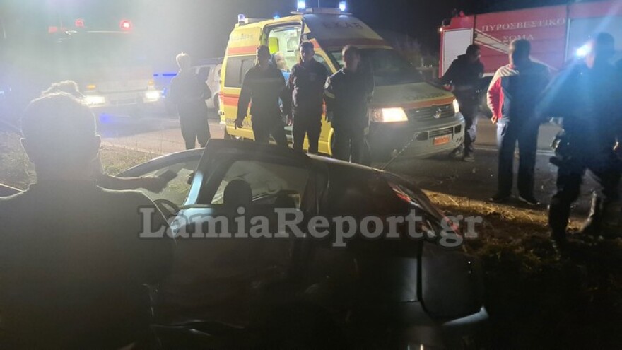 Θανατηφόρο τροχαίο στη Λαμία: Το ένα ΙΧ έπεσε σε χαντάκι, το άλλο έπιασε φωτιά - Ένας νεκρός, δύο τραυματίες