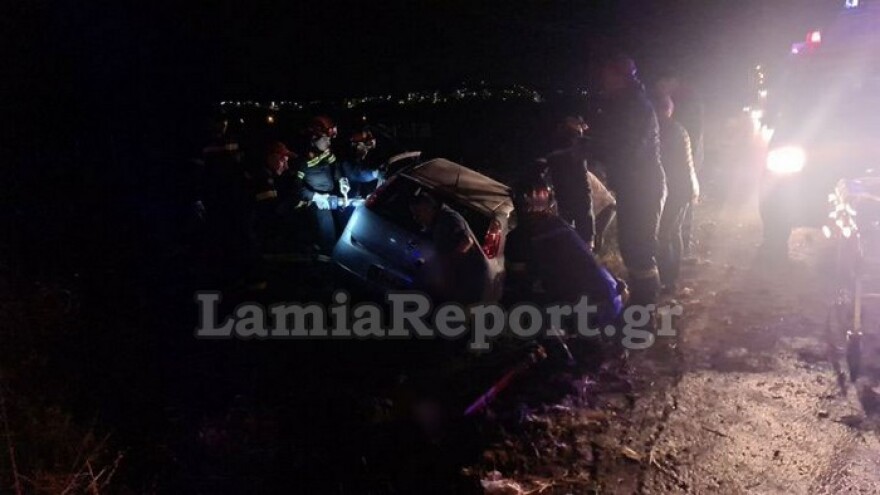 Θανατηφόρο τροχαίο στη Λαμία: Το ένα ΙΧ έπεσε σε χαντάκι, το άλλο έπιασε φωτιά - Ένας νεκρός, δύο τραυματίες