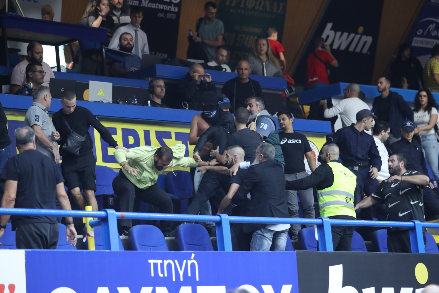 Basket League, Περιστέρι bwin - ΑΕΚ: Ξύλο στις εξέδρες και προσωρινή διακοπή στο ματς