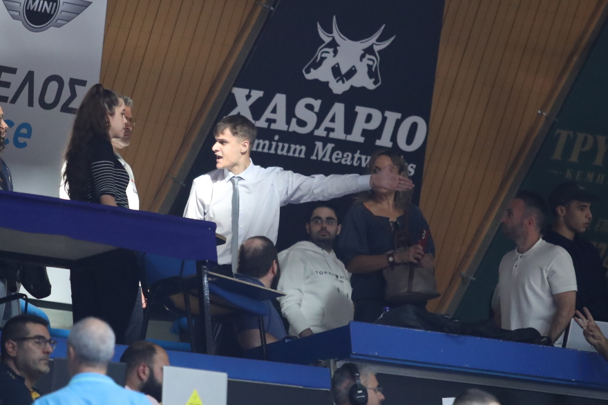 Basket League, Περιστέρι bwin - ΑΕΚ: Ξύλο στις εξέδρες και προσωρινή διακοπή στο ματς