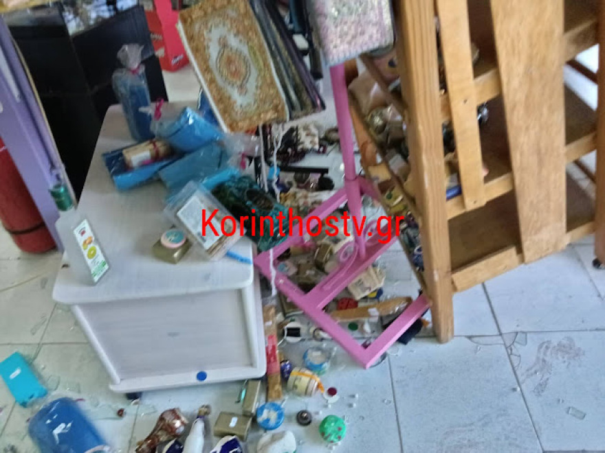 Διαρρήκτες γκρέμισαν με όχημα τα ρολά καταστήματος στον Ισθμό