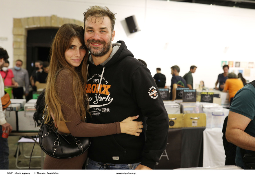 Γιώργος Σαμπάνης: Φωτογραφίες του τραγουδιστή αγκαλιά με την Ιωάννα Σαρρή στο Γκάζι 