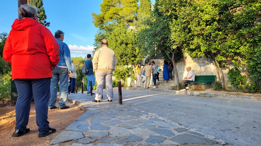 Τρεις ώρες με τον παπά-Δημήτρη στους Αγίους Ισιδώρους