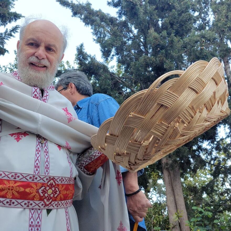 Τρεις ώρες με τον παπά-Δημήτρη στους Αγίους Ισιδώρους