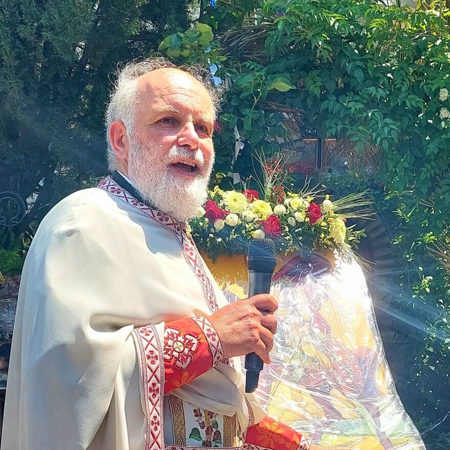 Τρεις ώρες με τον παπά-Δημήτρη στους Αγίους Ισιδώρους