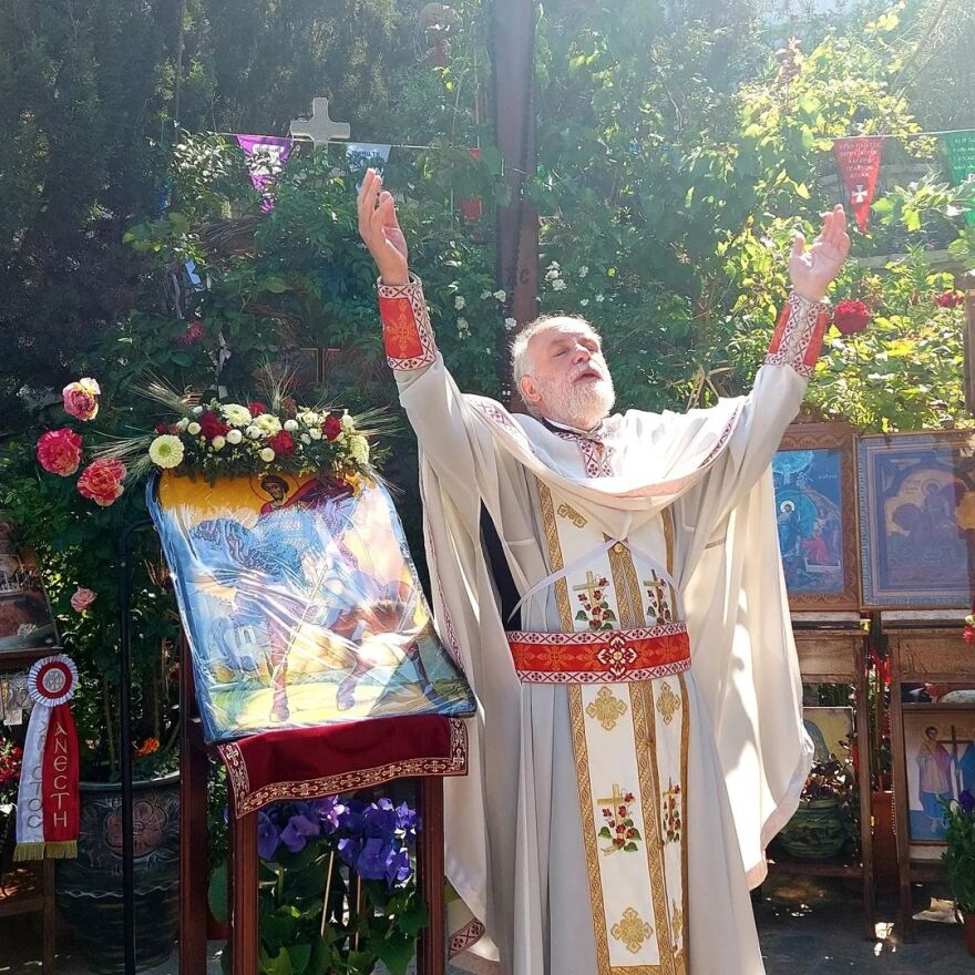 Τρεις ώρες με τον παπά-Δημήτρη στους Αγίους Ισιδώρους