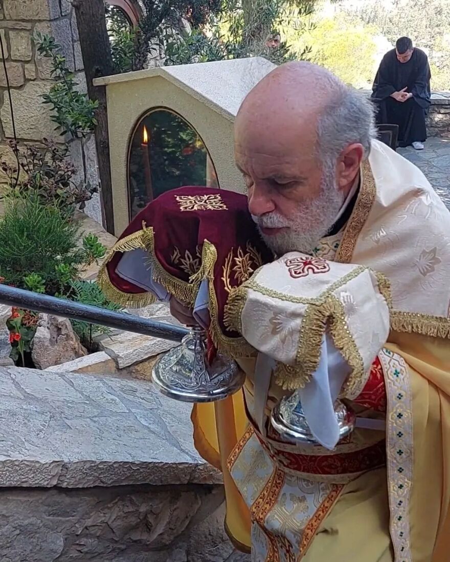 Τρεις ώρες με τον παπά-Δημήτρη στους Αγίους Ισιδώρους