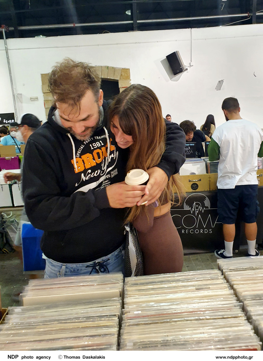 Γιώργος Σαμπάνης: Φωτογραφίες του τραγουδιστή αγκαλιά με την Ιωάννα Σαρρή στο Γκάζι 