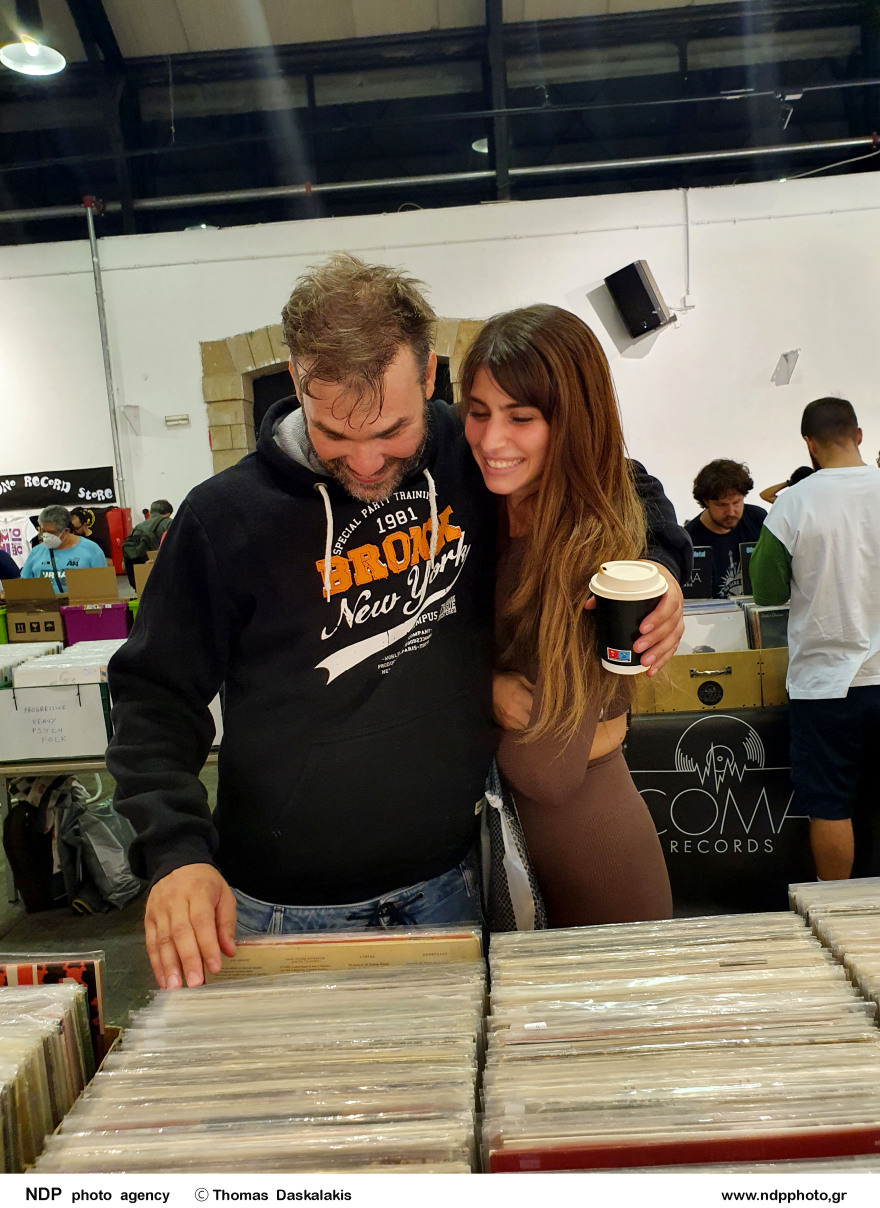 Γιώργος Σαμπάνης: Φωτογραφίες του τραγουδιστή αγκαλιά με την Ιωάννα Σαρρή στο Γκάζι 