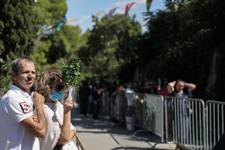 Τρεις ώρες με τον παπά-Δημήτρη στους Αγίους Ισιδώρους