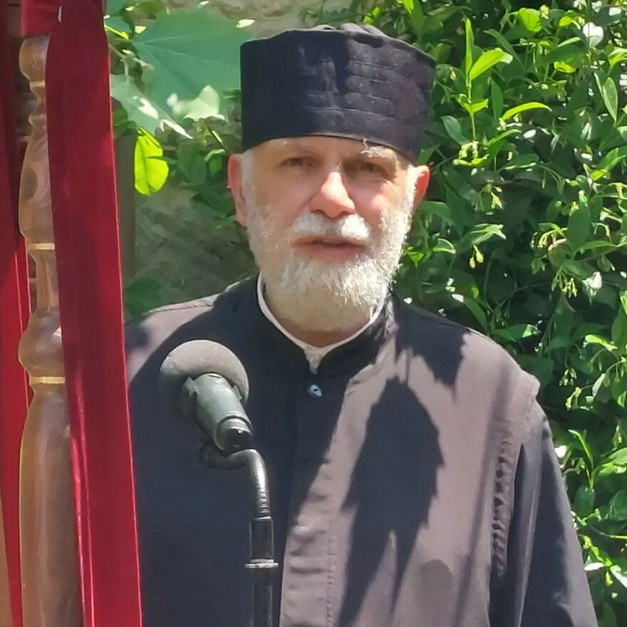 Τρεις ώρες με τον παπά-Δημήτρη στους Αγίους Ισιδώρους