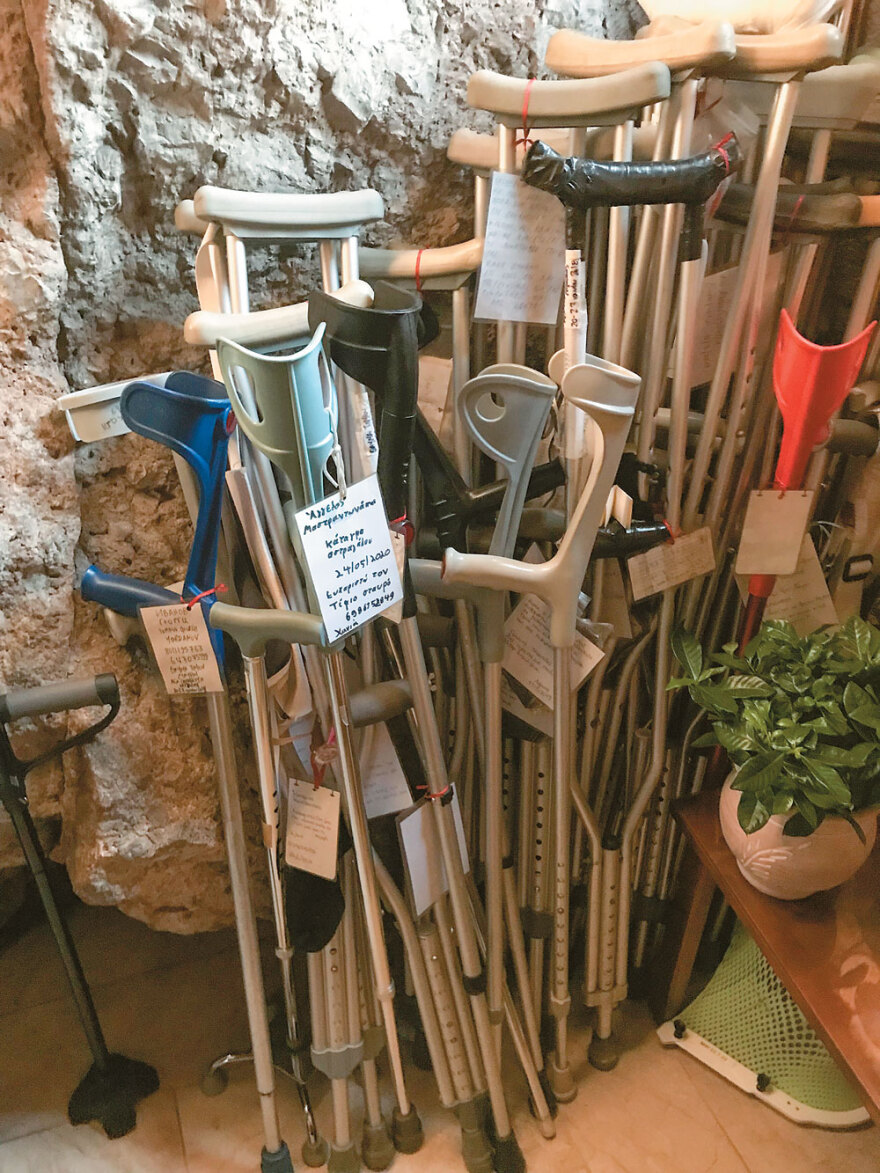 Τρεις ώρες με τον παπά-Δημήτρη στους Αγίους Ισιδώρους