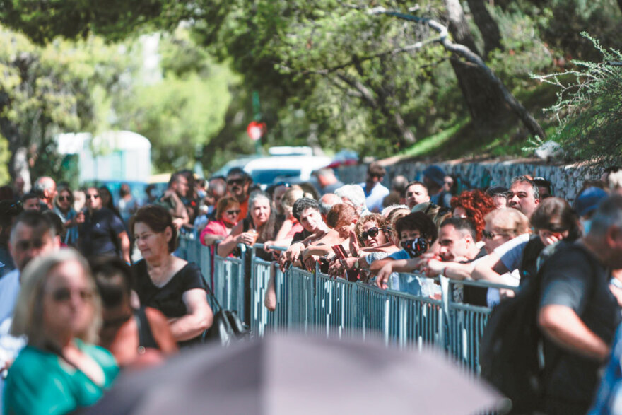 Τρεις ώρες με τον παπά-Δημήτρη στους Αγίους Ισιδώρους