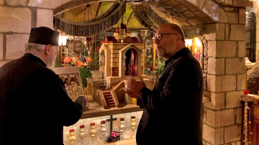 Τρεις ώρες με τον παπά-Δημήτρη στους Αγίους Ισιδώρους