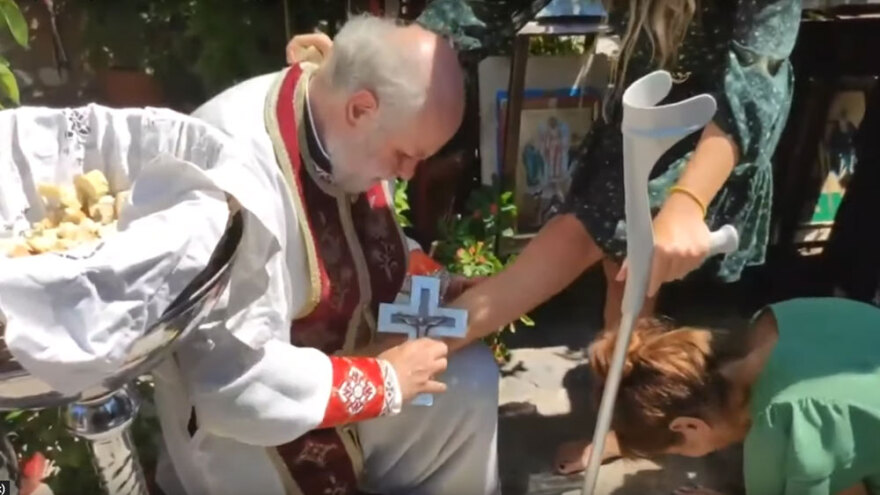 Τρεις ώρες με τον παπά-Δημήτρη στους Αγίους Ισιδώρους