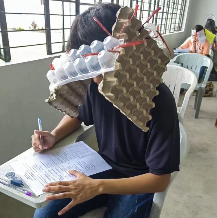 Φιλιππίνες: Viral τα καπέλα για το... σκονάκι σε κολλέγιο - Δείτε φωτογραφίες