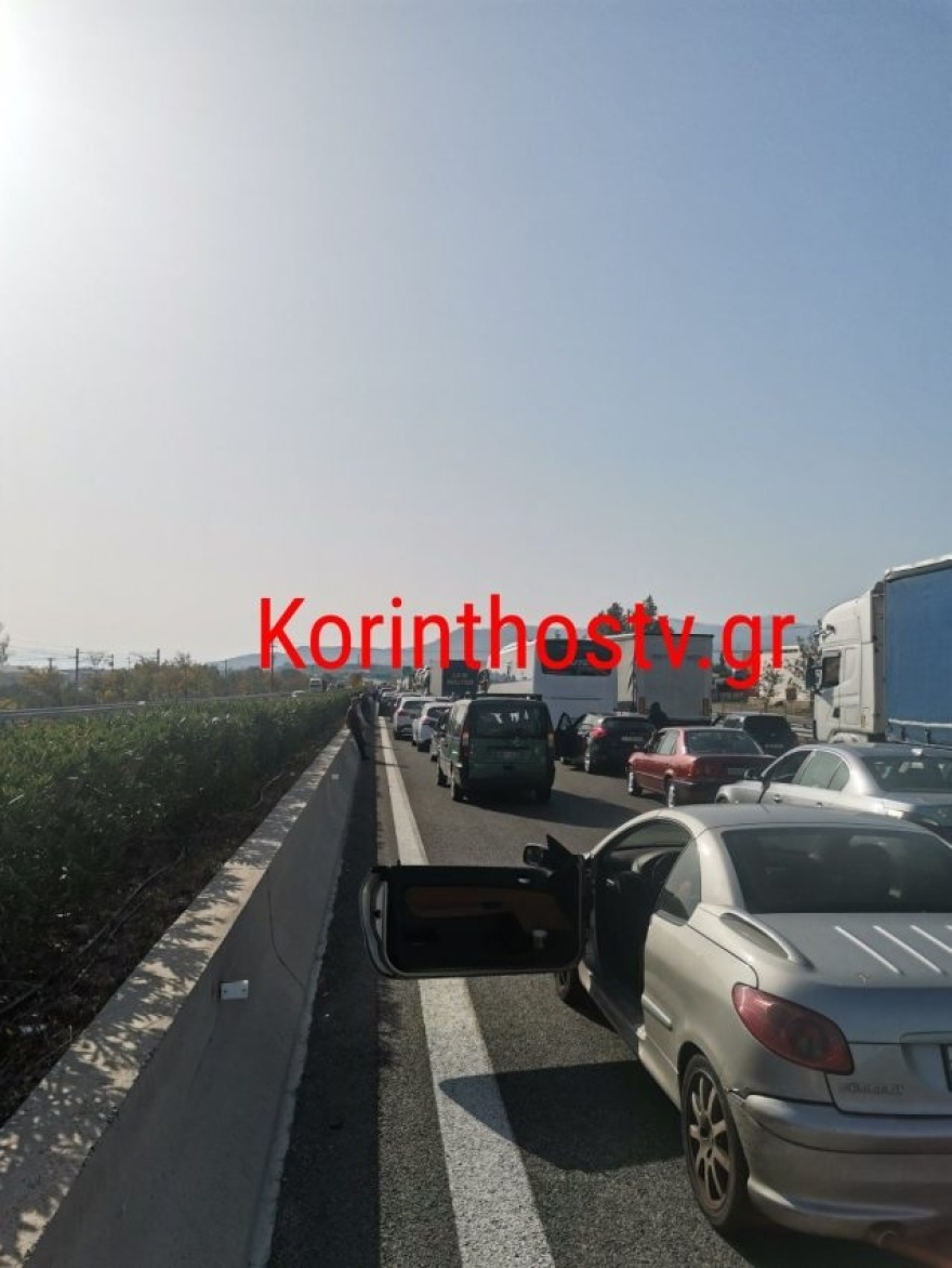 Μέγαρα: Ηλικιωμένη μπήκε αντίθετα στην Αθηνών-Κορίνθου και συγκρούστηκε με μηχανή - Δύο νεκροί 