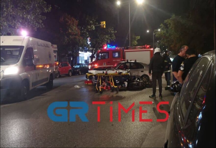 Τροχαίο στη Θεσσαλονίκη: Μηχανή συγκρούστηκε με ΙΧ - Τρεις τραυματίες, δείτε φωτογραφίες