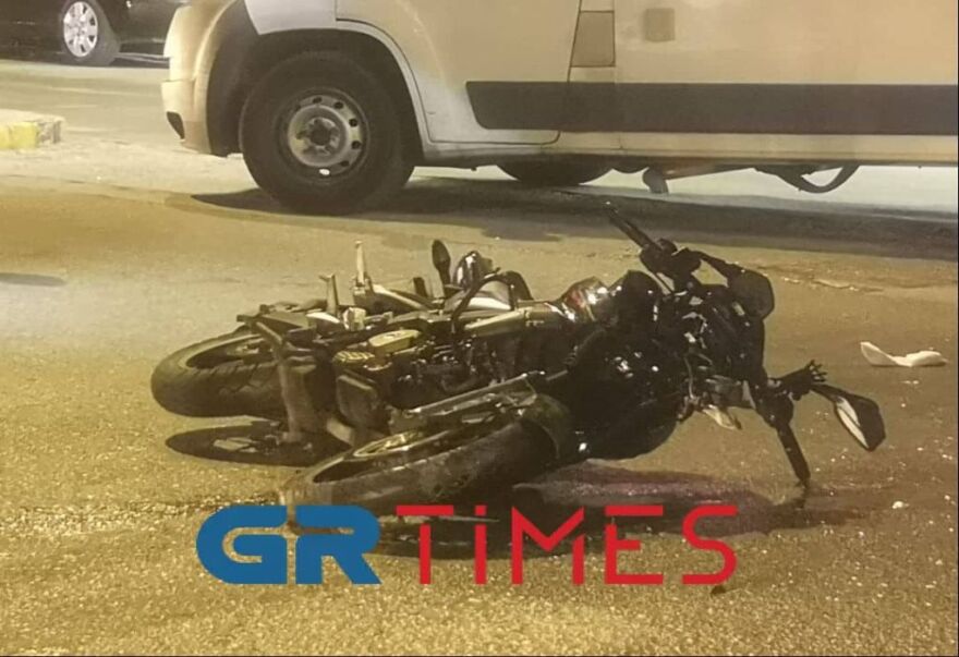 Τροχαίο στη Θεσσαλονίκη: Μηχανή συγκρούστηκε με ΙΧ - Τρεις τραυματίες, δείτε φωτογραφίες