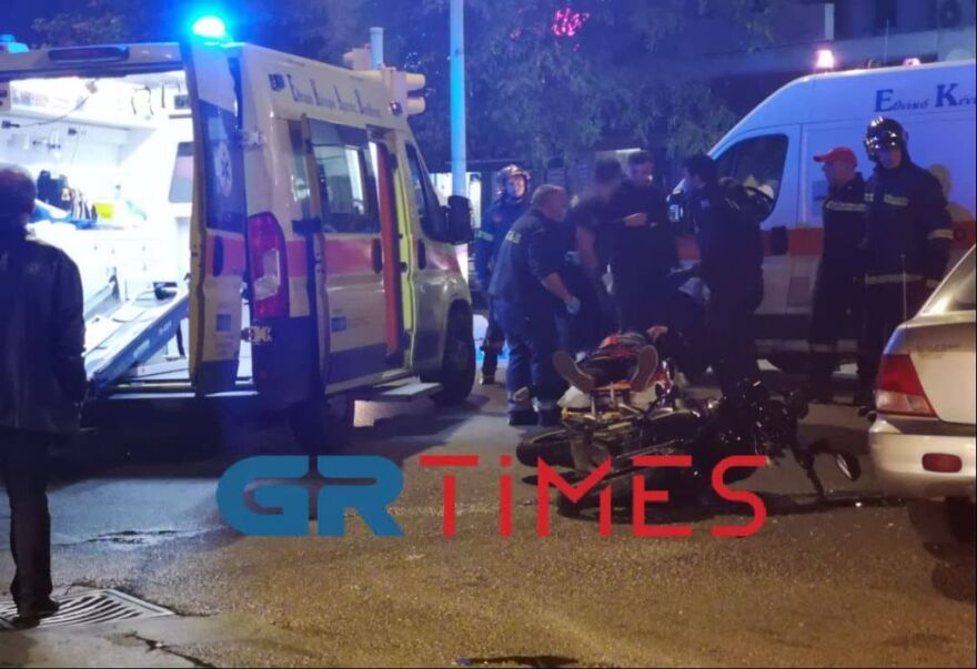 Τροχαίο στη Θεσσαλονίκη: Μηχανή συγκρούστηκε με ΙΧ - Τρεις τραυματίες, δείτε φωτογραφίες