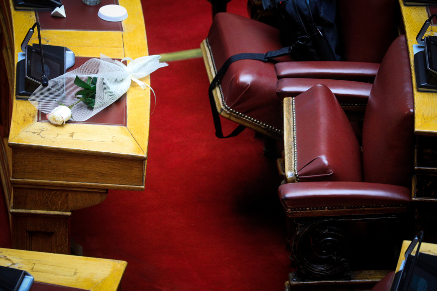 ΠΑΣΟΚ: Ένα λευκό τριαντάφυλλο στο έδρανο της Φώφης Γεννηματά