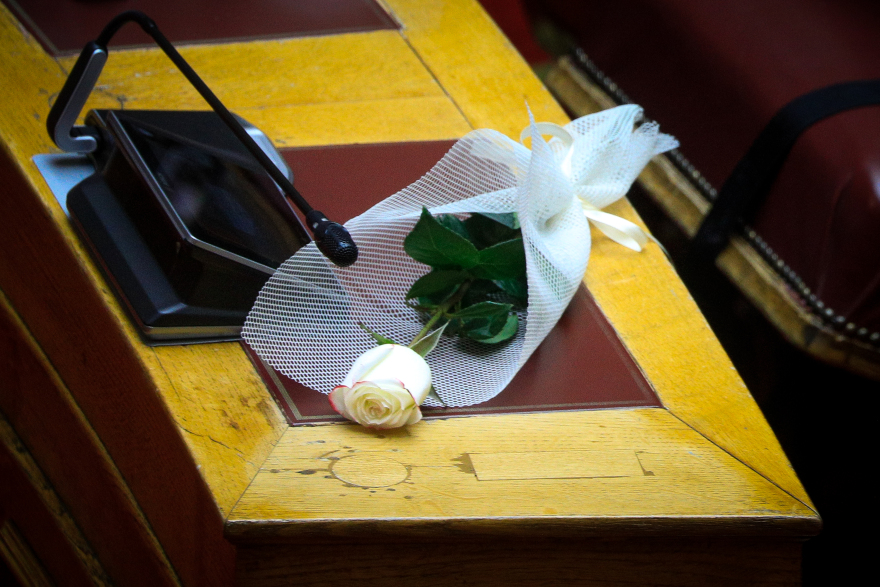 ΠΑΣΟΚ: Ένα λευκό τριαντάφυλλο στο έδρανο της Φώφης Γεννηματά