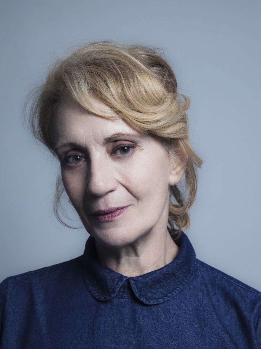 Θέμις Μπαζάκα: Ιερείς ζητούν έμμεσα τον αφορισμό της επειδή είπε «να πάψουν τα Θρησκευτικά από το σχολείο»