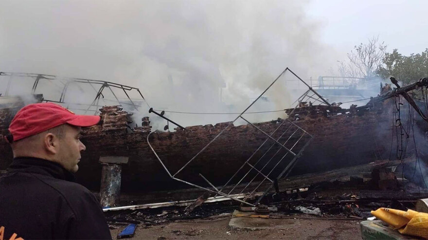 Θεσσαλονίκη: Ολοσχερής η καταστροφή στο πλοίο «Κωνσταντής» που έκανε δρομολόγια από το λιμάνι στις ακτές του Θερμαϊκού