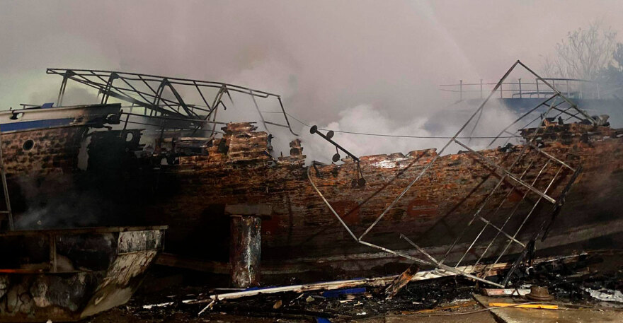 Θεσσαλονίκη: Ολοσχερής η καταστροφή στο πλοίο «Κωνσταντής» που έκανε δρομολόγια από το λιμάνι στις ακτές του Θερμαϊκού