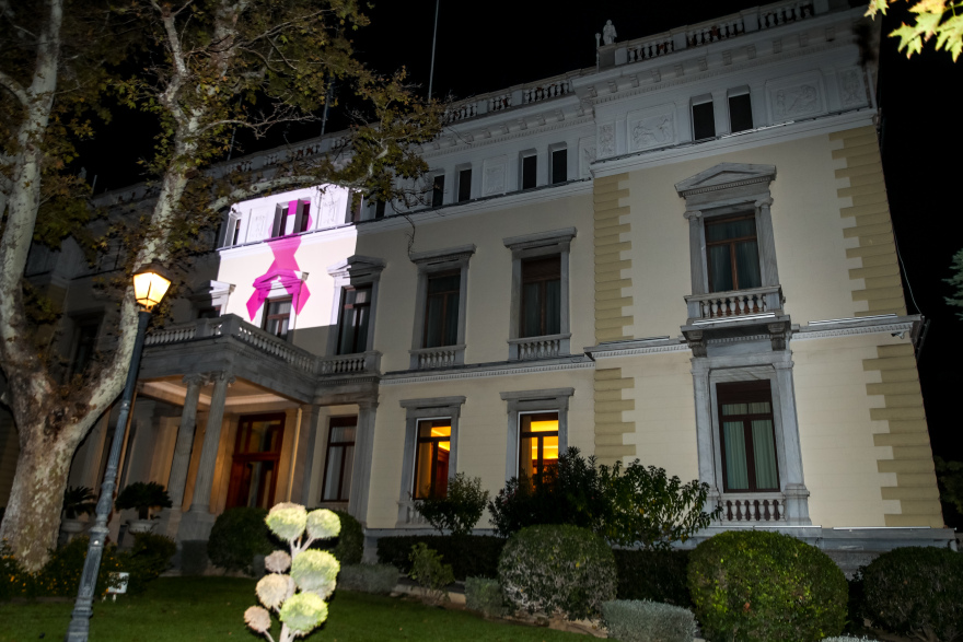 Προεδρικό Μέγαρο: Φωταγωγήθηκε για την Ημέρα Πρόληψης του Καρκίνου του Μαστού
