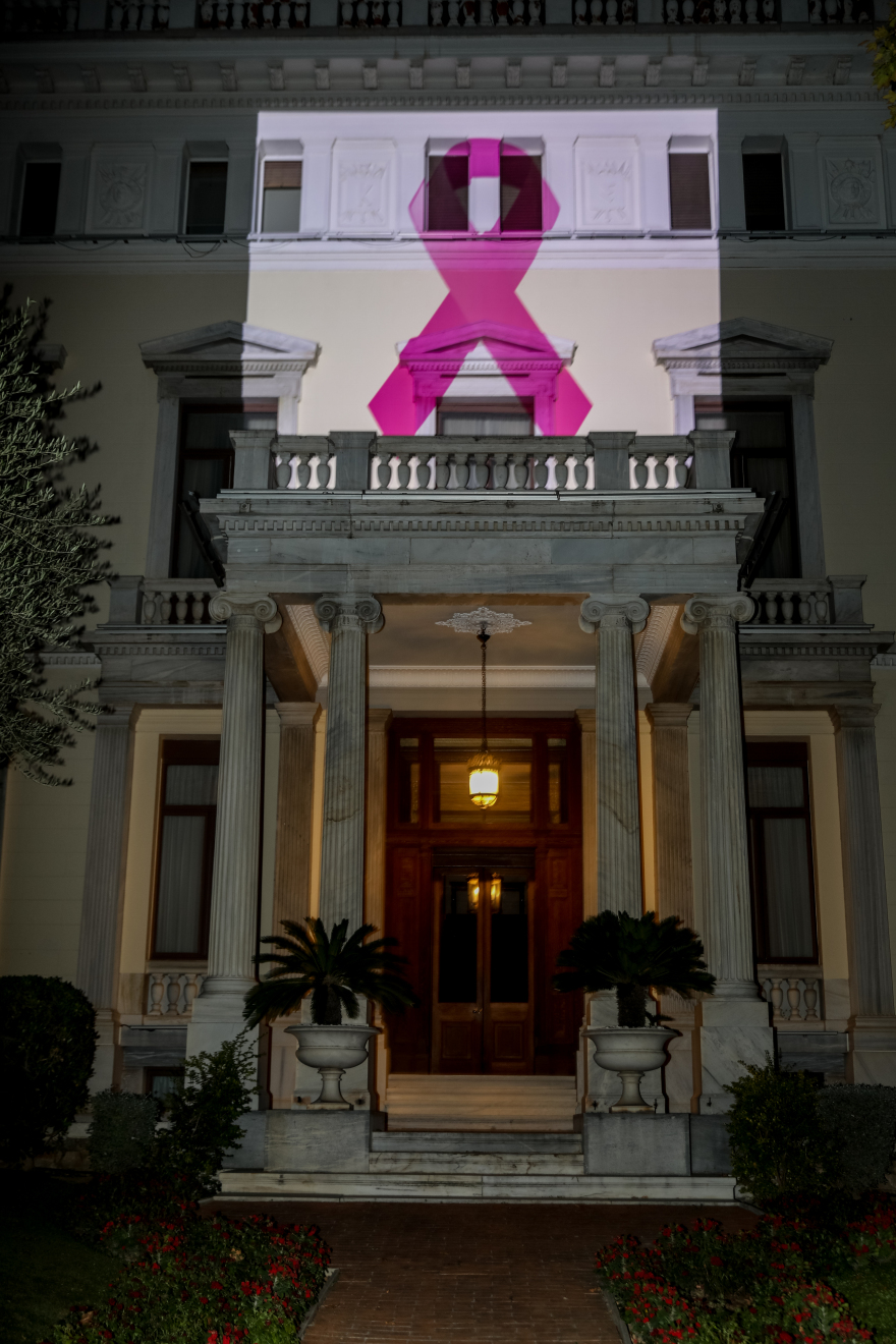 Προεδρικό Μέγαρο: Φωταγωγήθηκε για την Ημέρα Πρόληψης του Καρκίνου του Μαστού