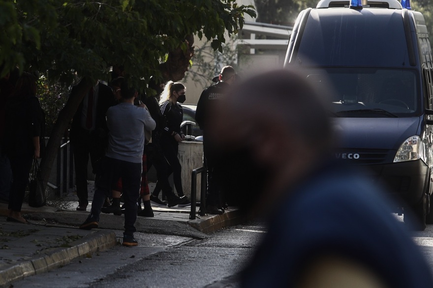 Ρούλα Πισπιρίγκου: Απόμακρη και αδυνατισμένη στην ανακρίτρια - Η ΕΛΑΣ διαψεύδει τα περί ξυλοδαρμού της