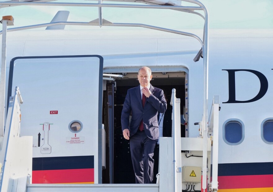 Παρίσι - Συνάντηση Μακρόν-Σολτς: Αμήχανα χαμόγελα μετά την παγωμάρα - Τα σημεία τριβής