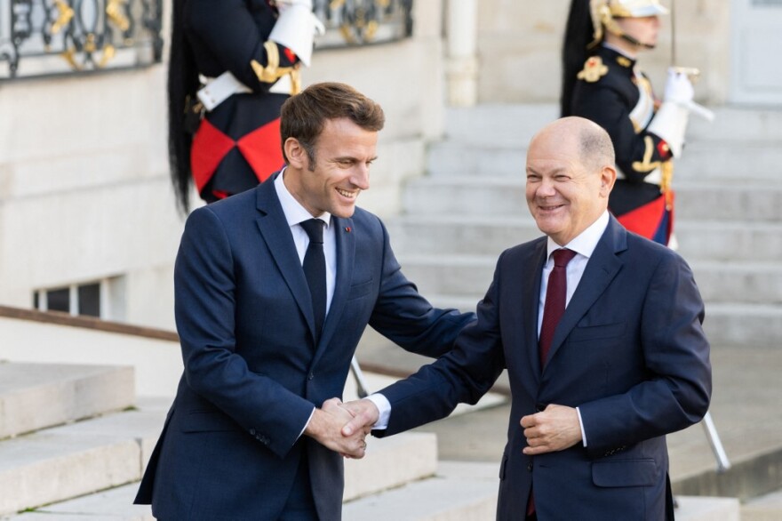 Παρίσι - Συνάντηση Μακρόν-Σολτς: Αμήχανα χαμόγελα μετά την παγωμάρα - Τα σημεία τριβής