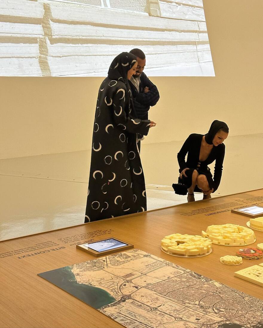 Μπέλα Χαντίντ και Ναόμι Κάμπελ αγωνίζονται για τα ανθρώπινα δικαιώματα σε έκθεση στο Κατάρ 