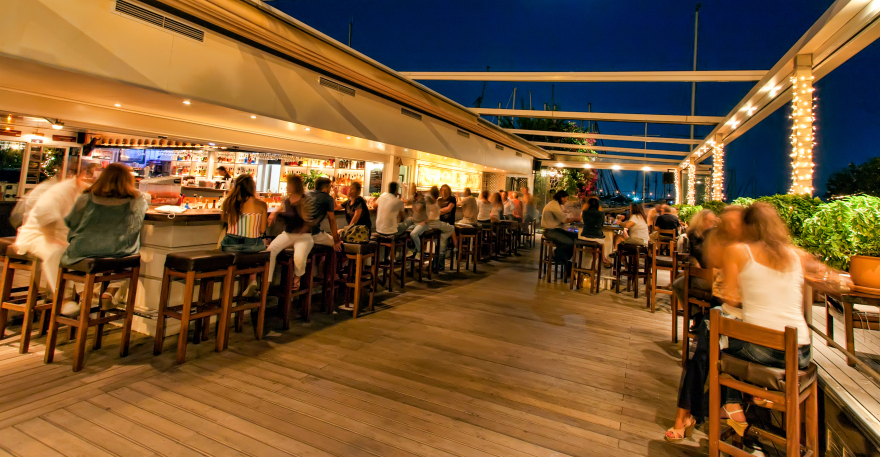 Skipper’s Bar: Αποχαιρετιστήρια βραδιά με «open bar» στο ιστορικό στέκι των ερωτευμένων στη Μαρίνα Αλίμου