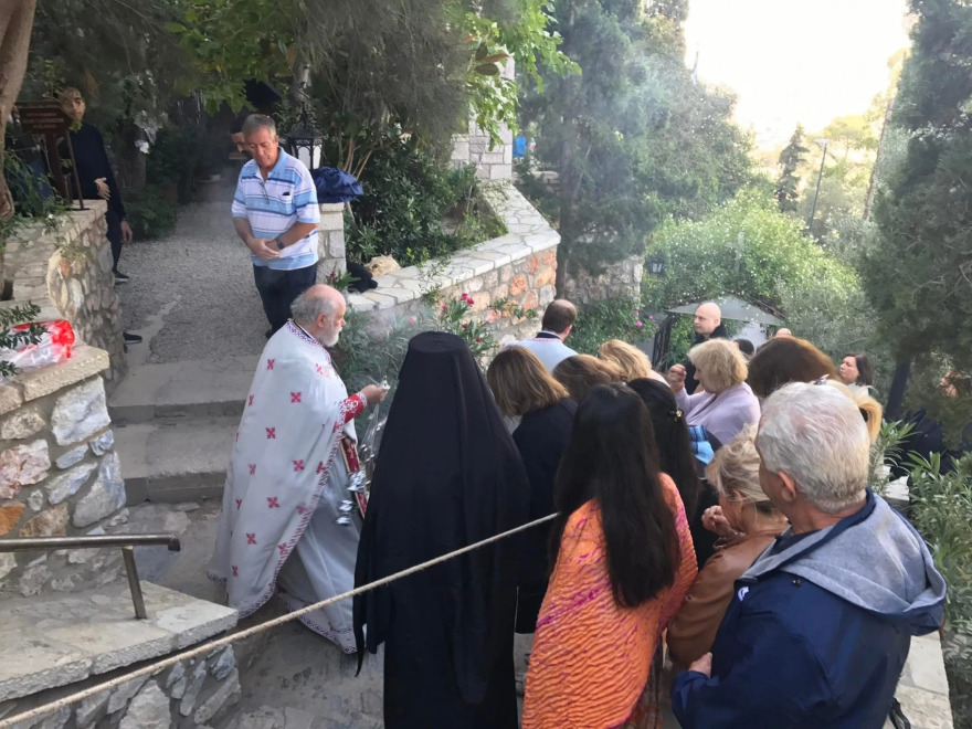 Άγιοι Ισίδωροι: Κοσμοσυρροή στο ναό σήμερα - «Για εμάς είσαι ο Άγιος Δημήτριος του Λυκαβηττού» φώναζαν στον παπά