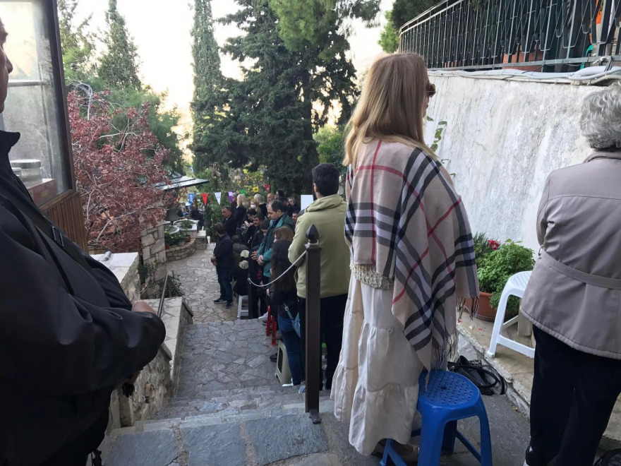 Άγιοι Ισίδωροι: Κοσμοσυρροή στο ναό σήμερα - «Για εμάς είσαι ο Άγιος Δημήτριος του Λυκαβηττού» φώναζαν στον παπά