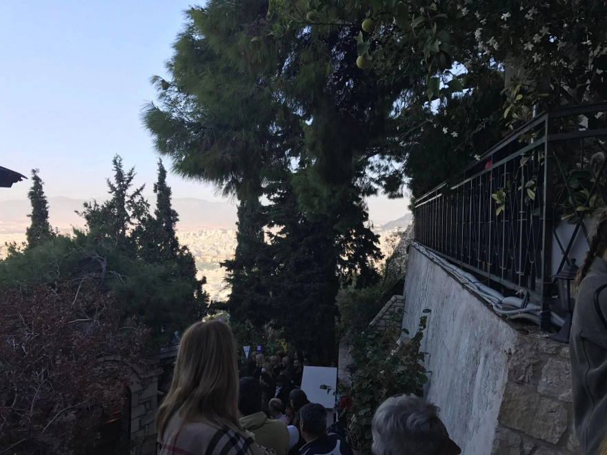 Άγιοι Ισίδωροι: Κοσμοσυρροή στο ναό σήμερα - «Για εμάς είσαι ο Άγιος Δημήτριος του Λυκαβηττού» φώναζαν στον παπά