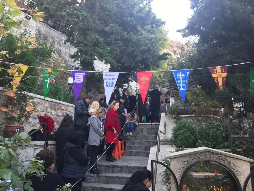 Άγιοι Ισίδωροι: Κοσμοσυρροή στο ναό σήμερα - «Για εμάς είσαι ο Άγιος Δημήτριος του Λυκαβηττού» φώναζαν στον παπά