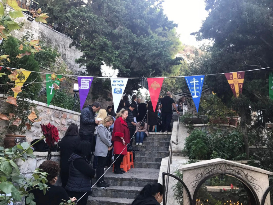 Άγιοι Ισίδωροι: Κοσμοσυρροή στο ναό σήμερα - «Για εμάς είσαι ο Άγιος Δημήτριος του Λυκαβηττού» φώναζαν στον παπά