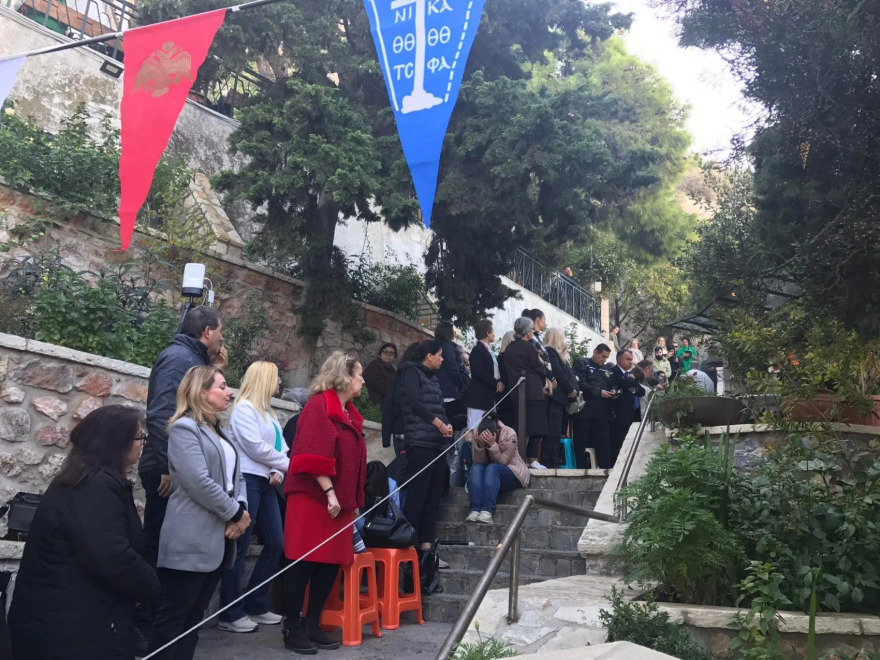 Άγιοι Ισίδωροι: Κοσμοσυρροή στο ναό σήμερα - «Για εμάς είσαι ο Άγιος Δημήτριος του Λυκαβηττού» φώναζαν στον παπά