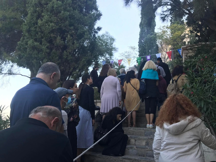 Άγιοι Ισίδωροι: Κοσμοσυρροή στο ναό σήμερα - «Για εμάς είσαι ο Άγιος Δημήτριος του Λυκαβηττού» φώναζαν στον παπά