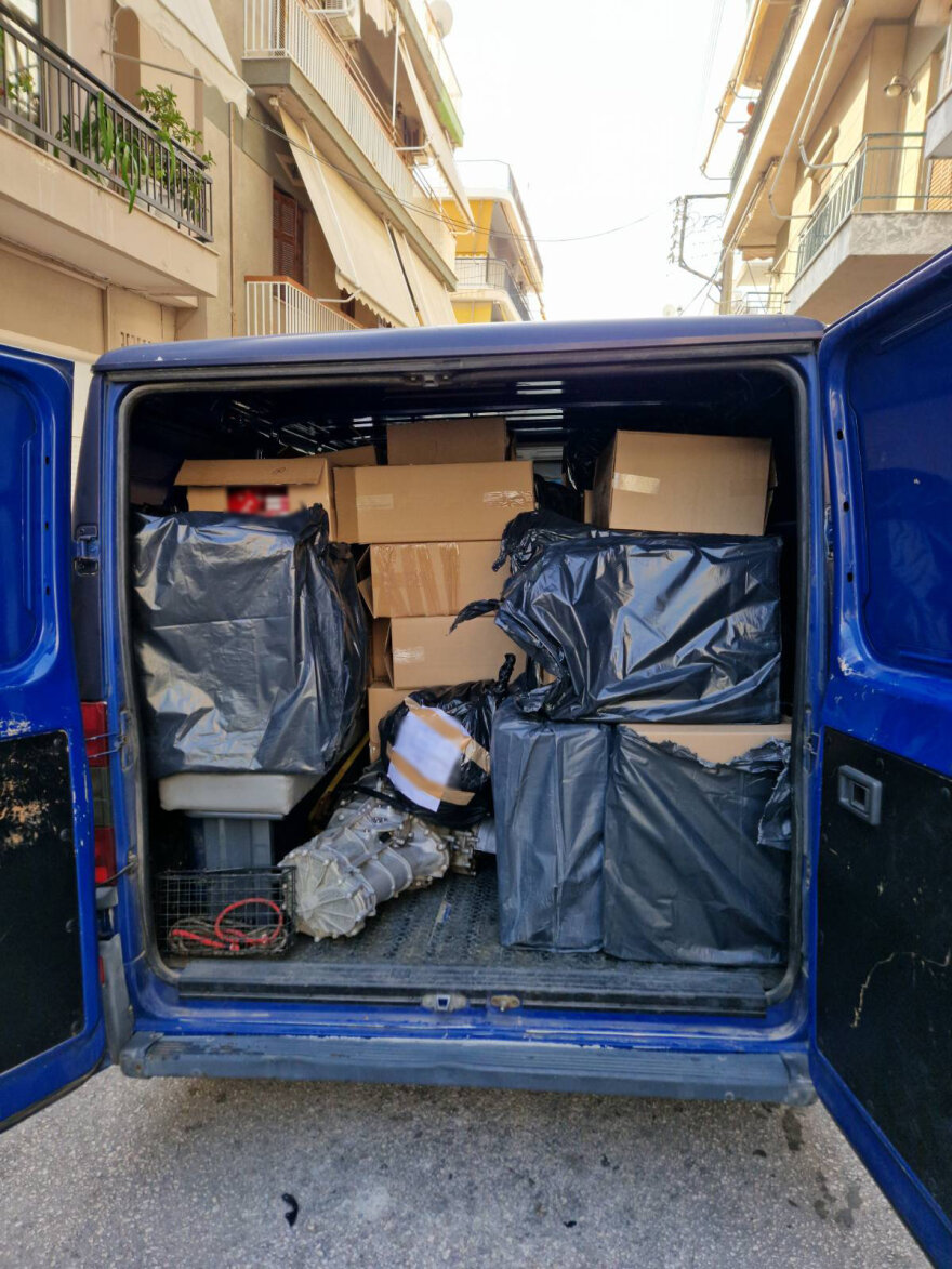 Κερατσίνι: Τους έπιασαν με χιλιάδες λαθραία τσιγάρα - Δείτε φωτογραφίες