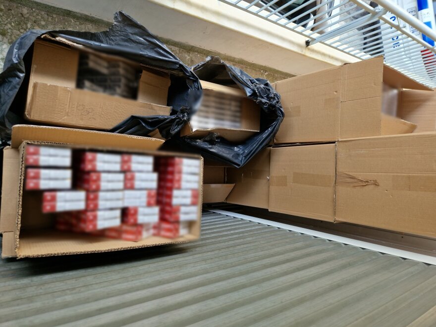 Κερατσίνι: Τους έπιασαν με χιλιάδες λαθραία τσιγάρα - Δείτε φωτογραφίες