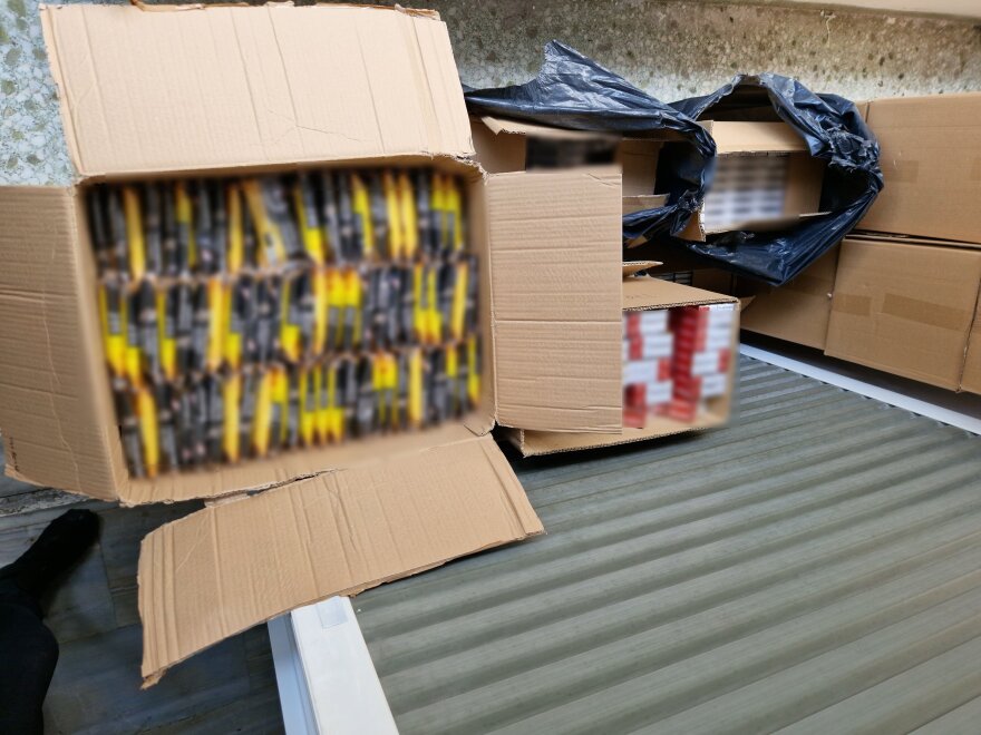 Κερατσίνι: Τους έπιασαν με χιλιάδες λαθραία τσιγάρα - Δείτε φωτογραφίες