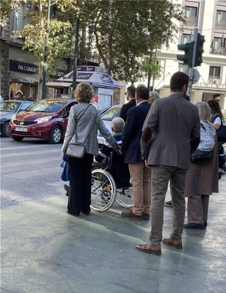 Τέως βασιλιάς Κωνσταντίνος: Η σπάνια έξοδος στο κέντρο της Αθήνας με μέλη της οικογένειάς του - Δείτε φωτογραφίες