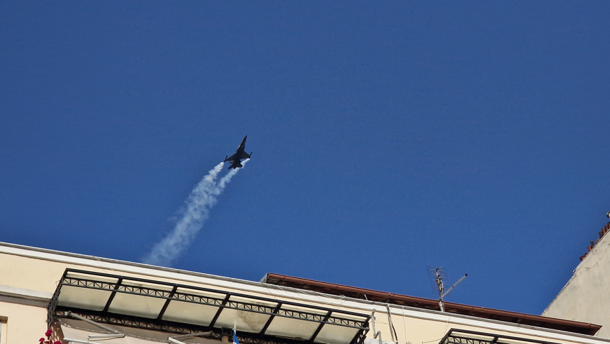Θεσσαλονίκη - 28η Οκτωβρίου: Εντυπωσιακοί ελιγμοί από το F-16 της ομάδας «Ζευς» της Πολεμικής Αεροπορίας