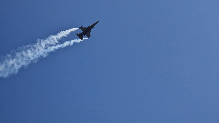 Θεσσαλονίκη - 28η Οκτωβρίου: Εντυπωσιακοί ελιγμοί από το F-16 της ομάδας «Ζευς» της Πολεμικής Αεροπορίας