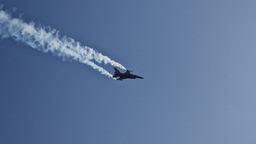 Θεσσαλονίκη - 28η Οκτωβρίου: Εντυπωσιακοί ελιγμοί από το F-16 της ομάδας «Ζευς» της Πολεμικής Αεροπορίας